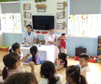 Trường Mầm non Vĩnh Tuy Phối hợp với Trạm Y Tế Thị trấn tổ chức kiểm tra sức khỏe đầu năm học cho trẻ